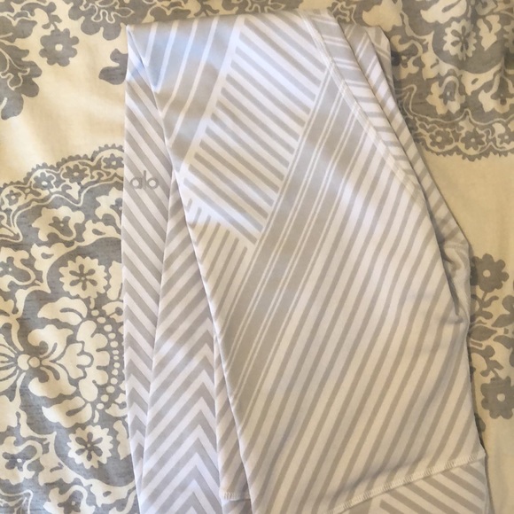Leggings bundle! Alo and Old Navy excellent condition - Picture 3 of 5